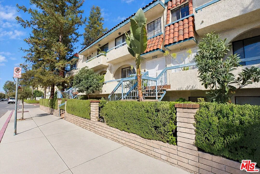 3 bed, 4.0 bath, 2825 sqft, $4,650 — Photo 2