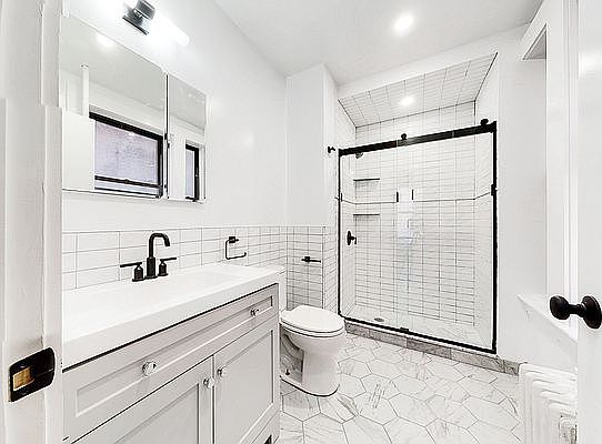 4th image of 336 E 13th St