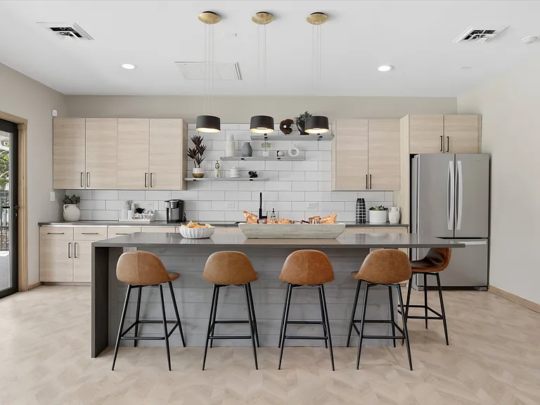 Deer Valley Apartments — Photo 8