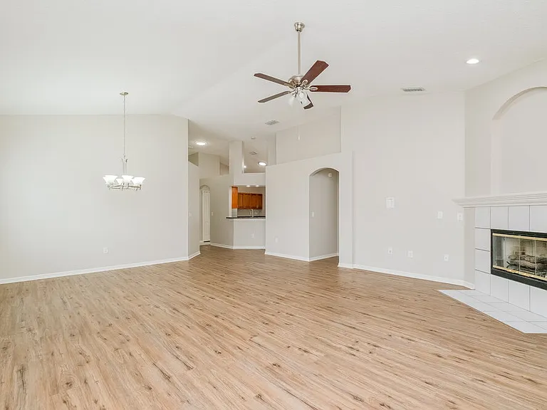 1046 Crimson Clover Ln — Photo 4