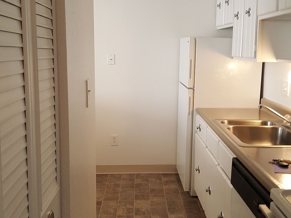 1st image of 1075 N Washington St APT 106