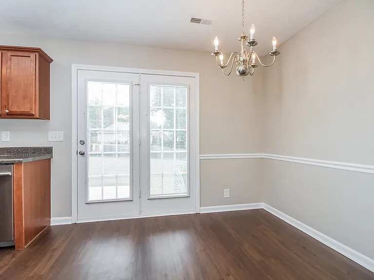 222 Niagra Ln — Photo 4
