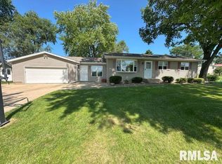 2818 262nd St, De Witt, IA 52742
