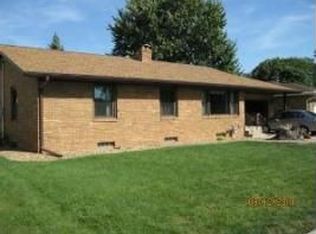 2109 Meadow Lawn Ln, Peru, IL 61354