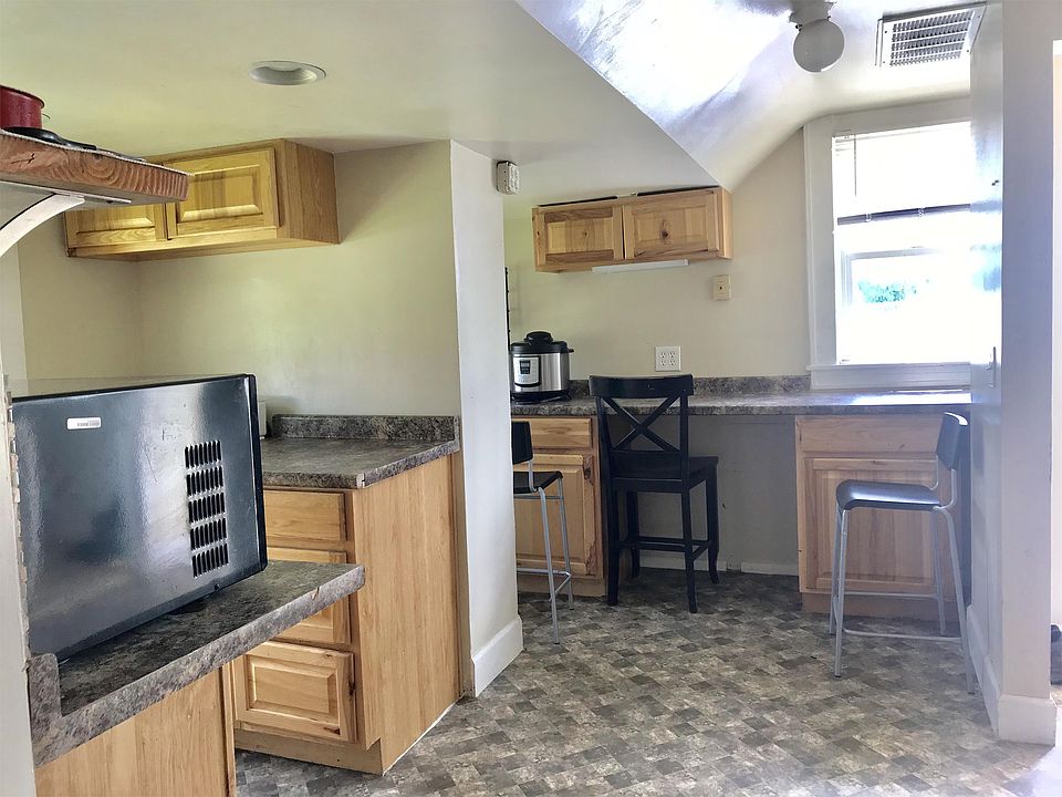 1st image of 405 S University St Room 1