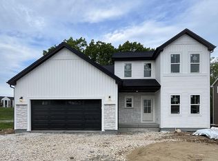 301 Paradise Ct, Hartland, WI 53029