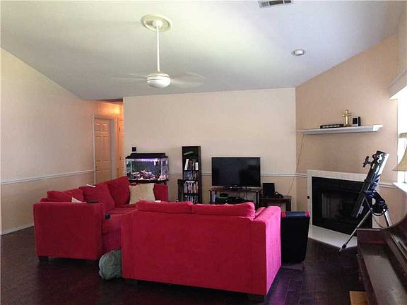 2nd image of 110 NE Ivy Pl