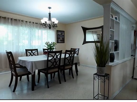 5th image of 312 W Circle Dr