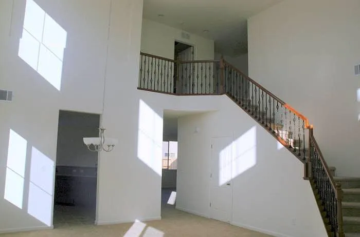 215 Whitman Ct — Photo 5