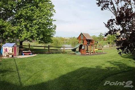 <b><em>LEVEL FENCED YARD WITH PLENTY OF PLAY AREA!</B></EM>