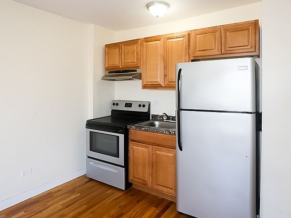 2nd image of 7450 N Greenview Ave APT 64