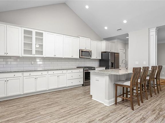 3rd image of 138 Dunvegan Ln