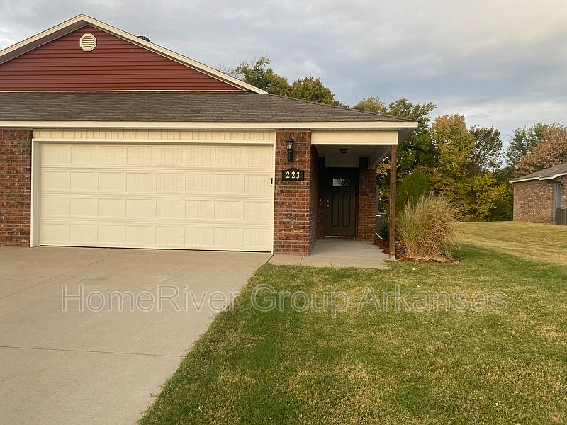 1st image of 223 N Broadway Dr