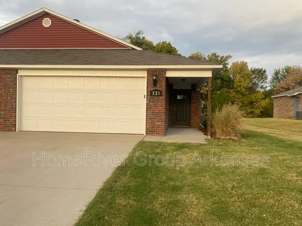 223 N Broadway Dr, Farmington, AR 72730