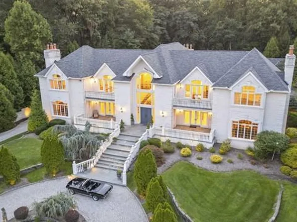 51 Chestnut Ridge Rd, Saddle River, NJ 07458