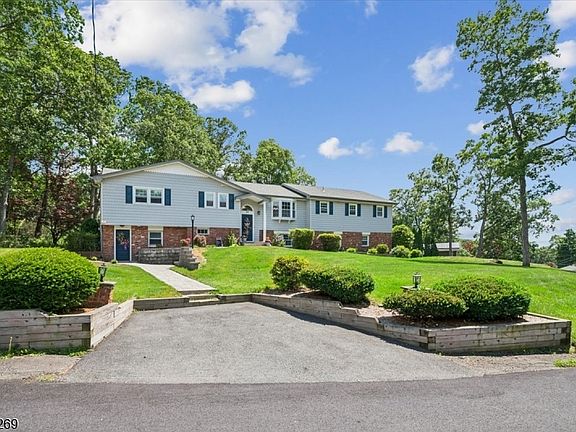 3rd image of 34 Woodlawn Ter