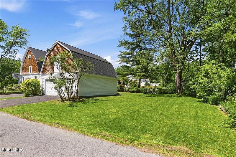 5th image of 963 Riverview Road