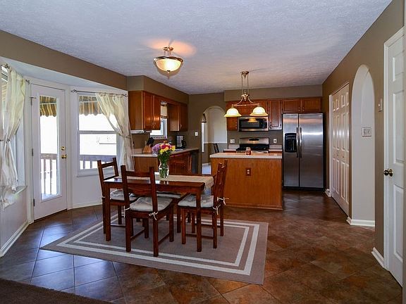 2nd image of 812 Windgap Dr