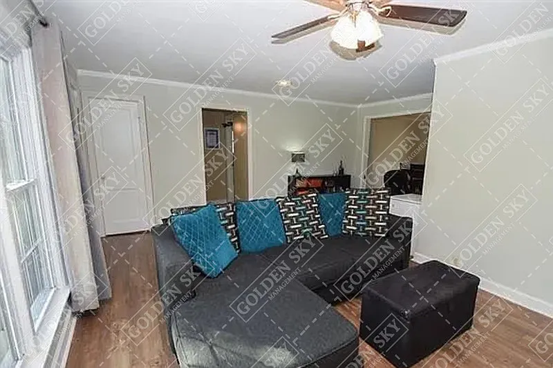 3 bed, 1.0 bath, 1170 sqft, $1,300 — Photo 2