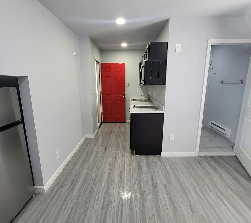427-429 W Queen Ln