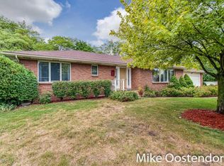 2750 Woodlawn Ct SE, Grand Rapids, MI 49546