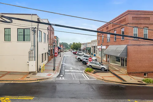 128 Main St N Photo 1