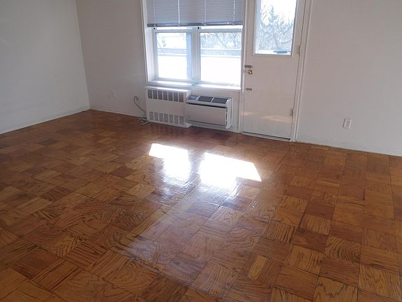 3rd image of 19-10 Parsons Blvd Floor 1