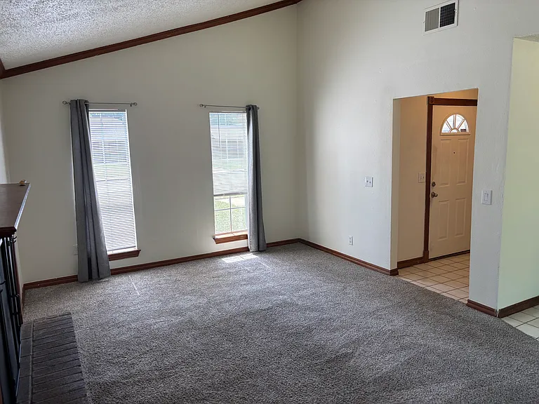 920 Mercury Rd — Photo 3