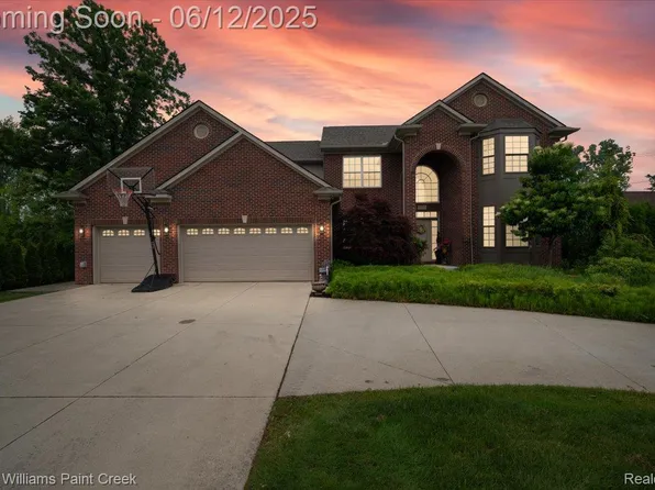 915 Harris Dr, Troy, MI 48085