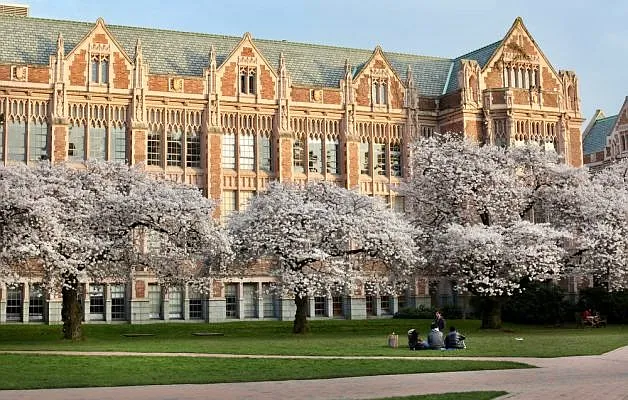 10 min walk to UW campus