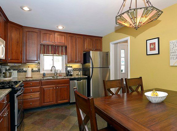 2nd image of 410 N Carlyle Pl