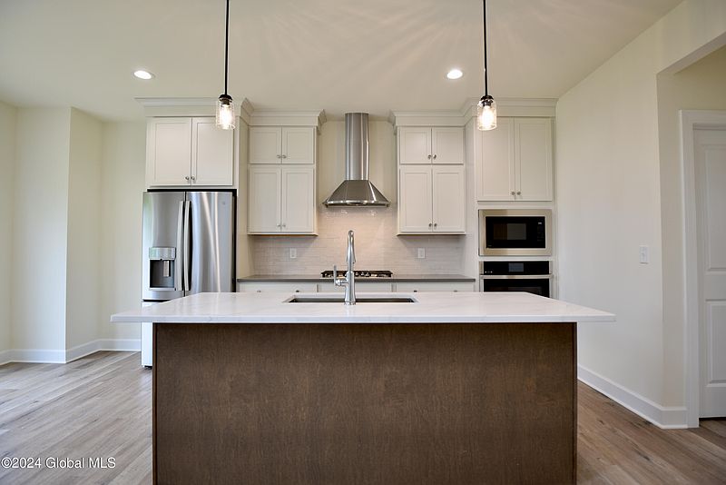 3rd image of 6 Paddock Place
