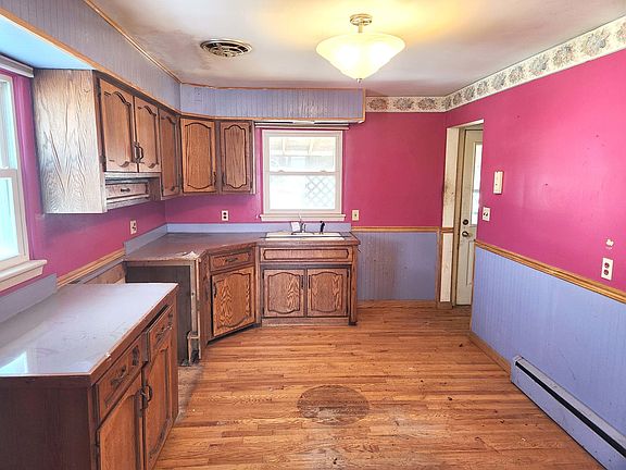 4th image of 593 S Marguerite St