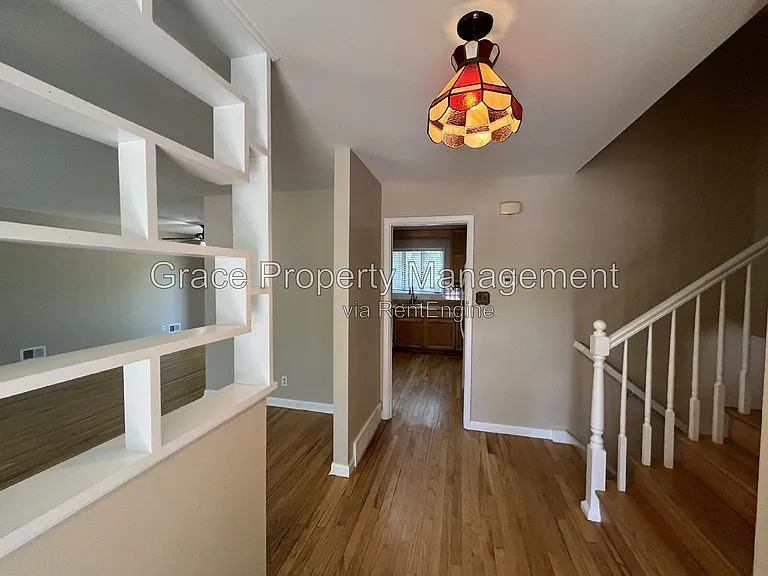 10541 Livingston Dr — Photo 2