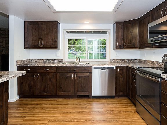 Lrg, New!! kitchen, lots of cabinets, nice view