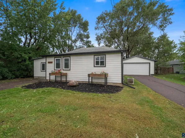 3239 N Lewis Ave, Sioux Falls, SD 57104