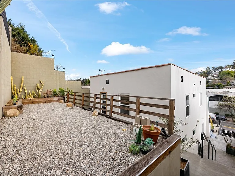 2211 Hyperion Ave — Photo 15