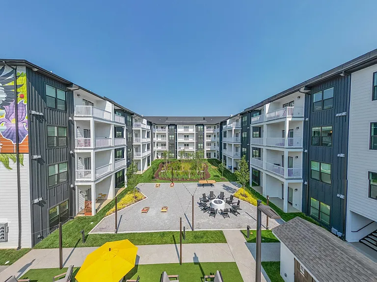 The Flats at Laurel & Pine — Photo 21