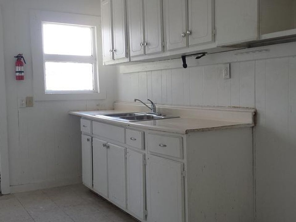 2nd image of 617 S Lake St