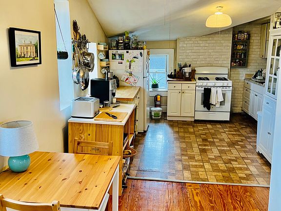 2nd image of 37 Cottage Pl APT 3