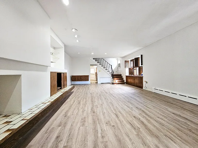571 Charles Ave #2 — Photo 14