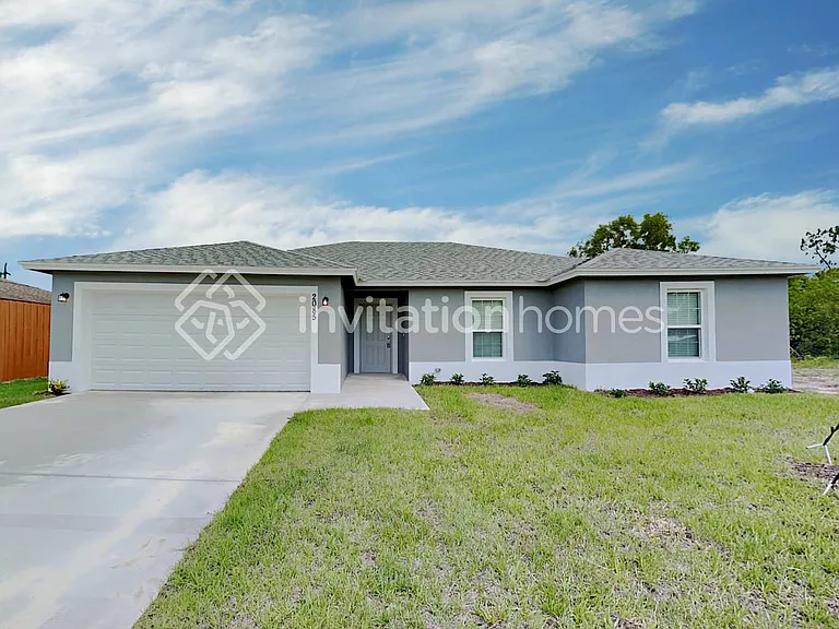2085 SE Crystal Mist St — Photo 1