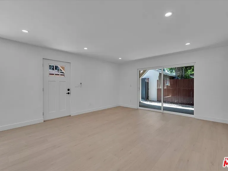 6913 Encino Ave #LOWER — Photo 9