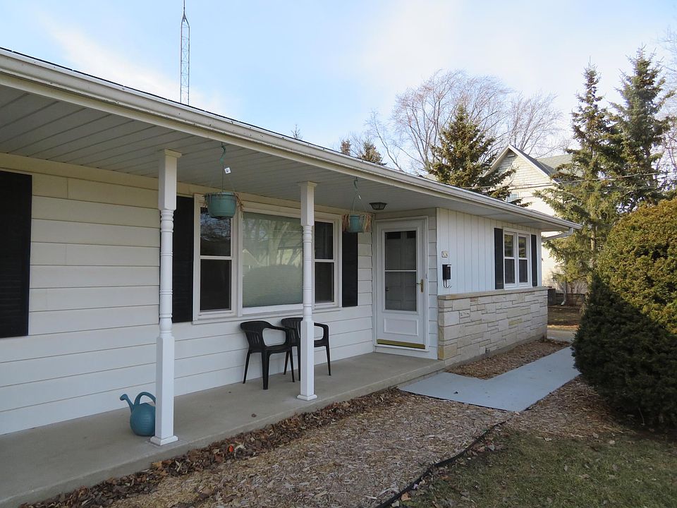 Covered front  porch and private entracne