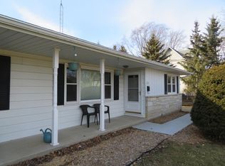 928 Silver Lake St, Oconomowoc, WI 53066
