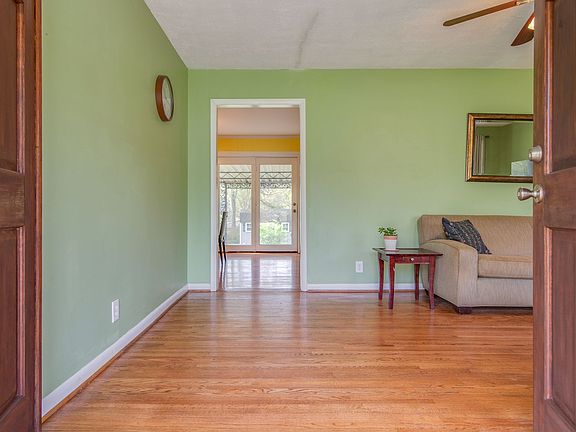 4th image of 224 Maplewood Trce