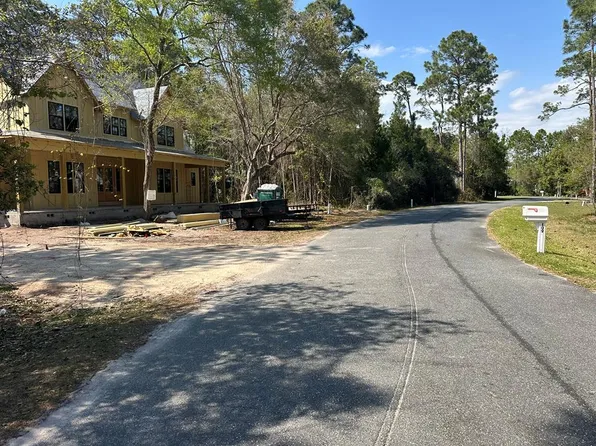 118 Bay Colony Way, Apalachicola, FL 32320