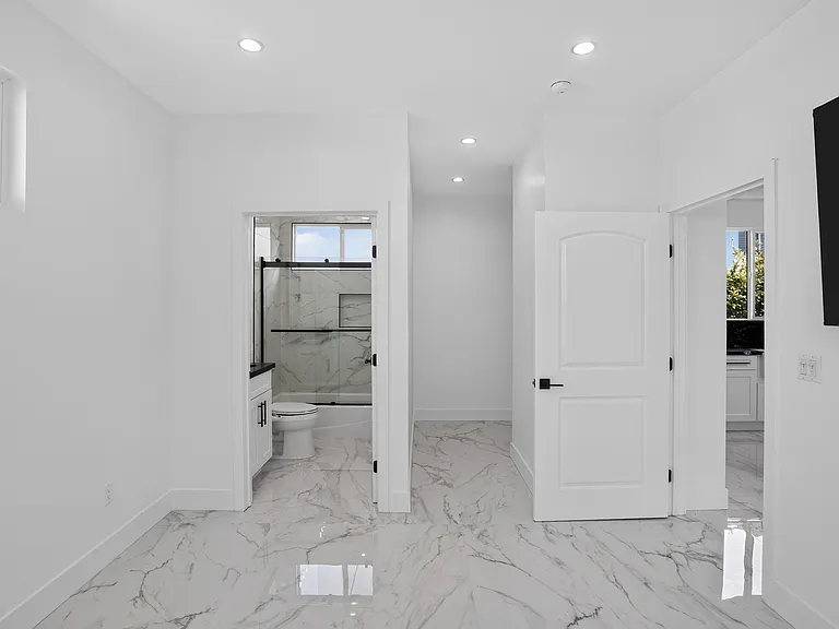 2219 Belmont Ln — Photo 2
