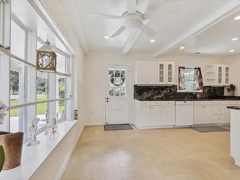 1397 Canterbury Way — Photo 8