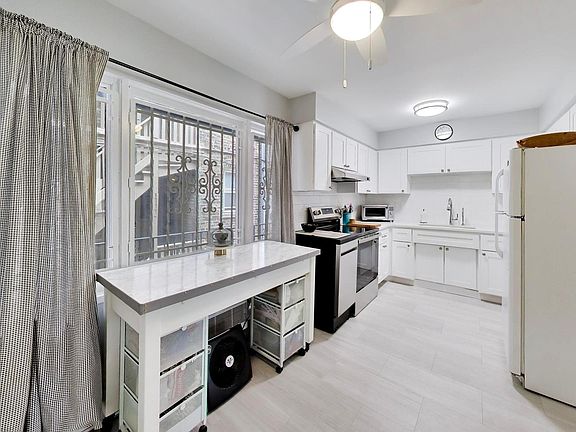 5th image of 1125 W Lunt Ave APT 203